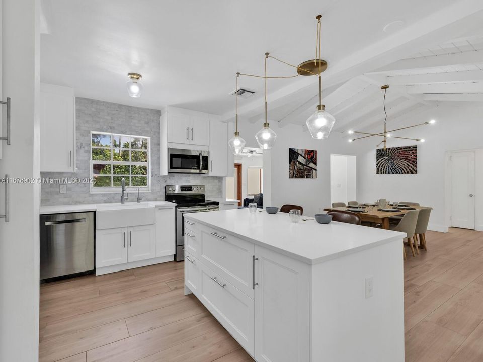 最近售出: $1,190,000 (4 贝兹, 3 浴室, 1396 平方英尺)