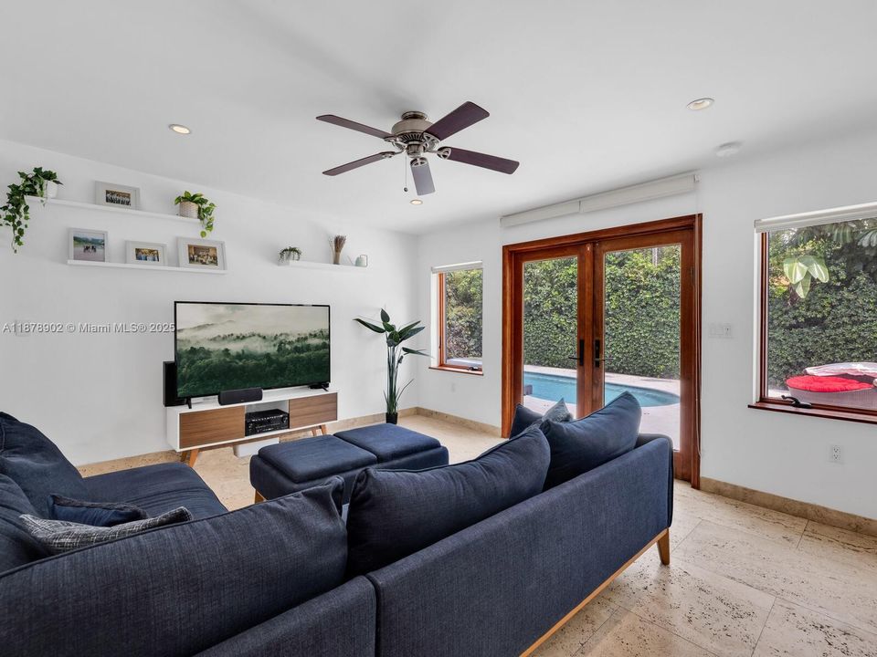 最近售出: $1,190,000 (4 贝兹, 3 浴室, 1396 平方英尺)