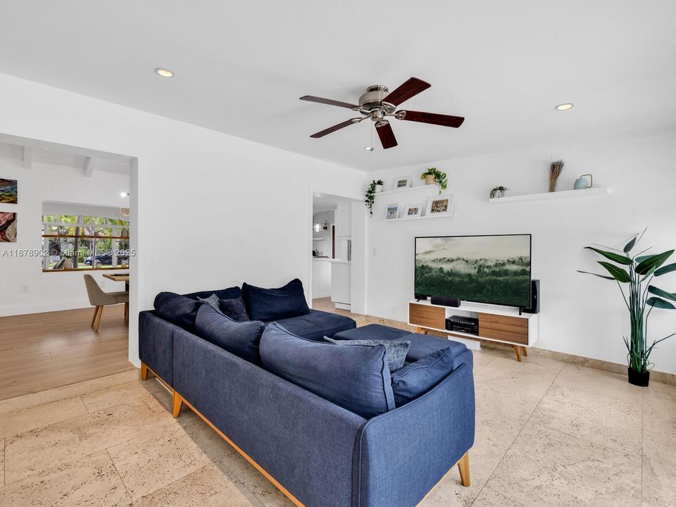 最近售出: $1,190,000 (4 贝兹, 3 浴室, 1396 平方英尺)