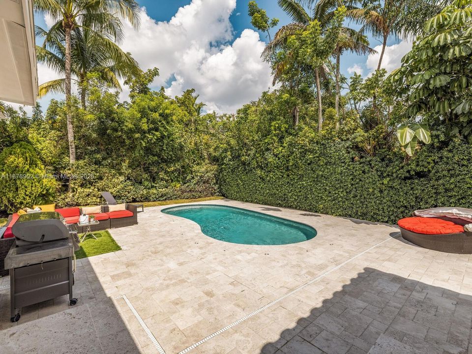 最近售出: $1,190,000 (4 贝兹, 3 浴室, 1396 平方英尺)