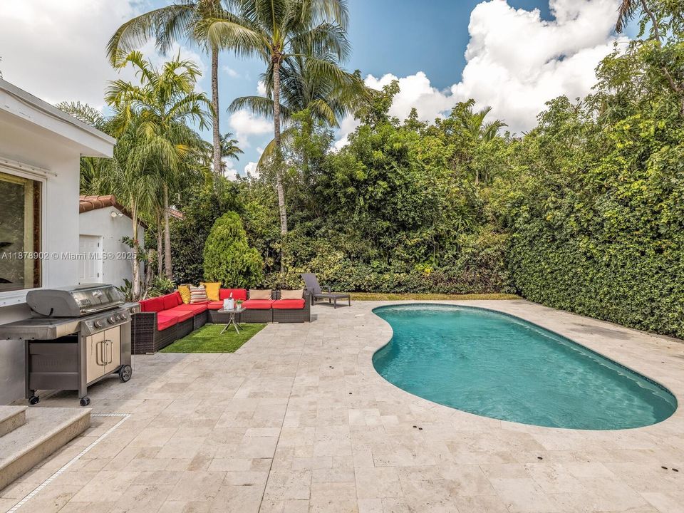 最近售出: $1,190,000 (4 贝兹, 3 浴室, 1396 平方英尺)