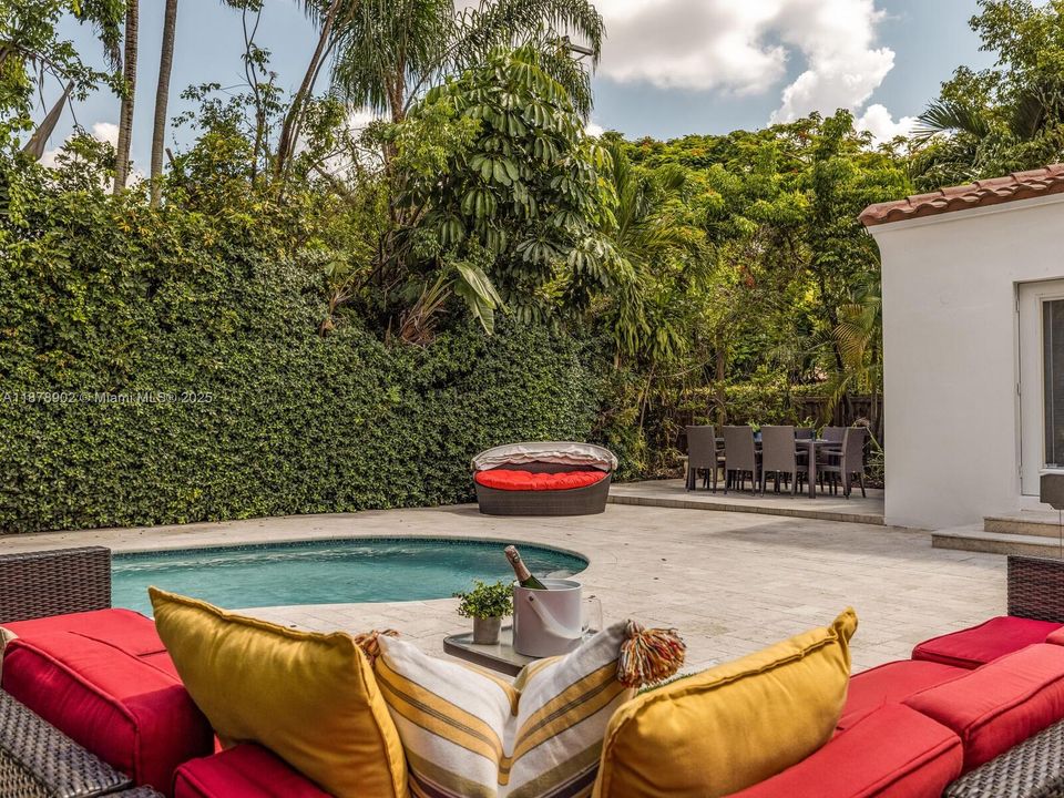 最近售出: $1,190,000 (4 贝兹, 3 浴室, 1396 平方英尺)