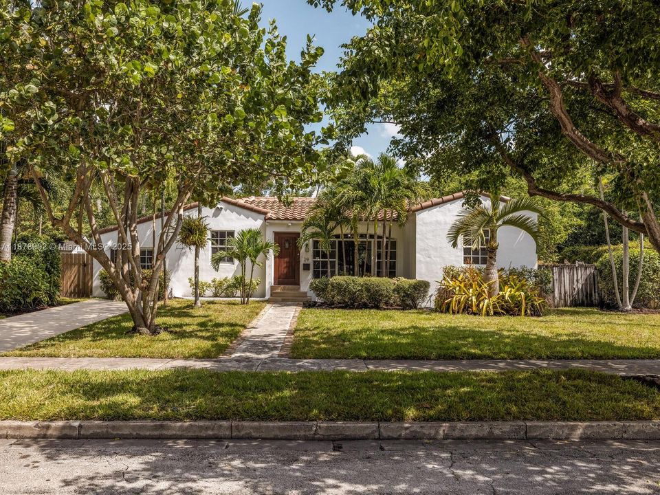 最近售出: $1,190,000 (4 贝兹, 3 浴室, 1396 平方英尺)