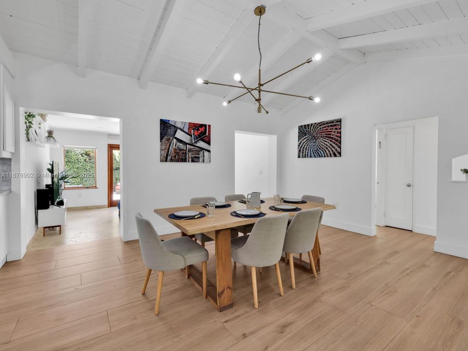 最近售出: $1,190,000 (4 贝兹, 3 浴室, 1396 平方英尺)