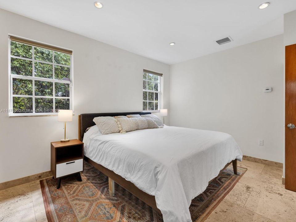 最近售出: $1,190,000 (4 贝兹, 3 浴室, 1396 平方英尺)