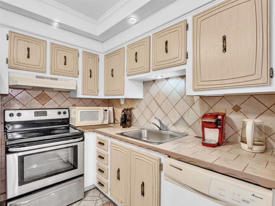 На продажу: $88,000 (1 спален, 1 ванн, 748 Квадратных фут)