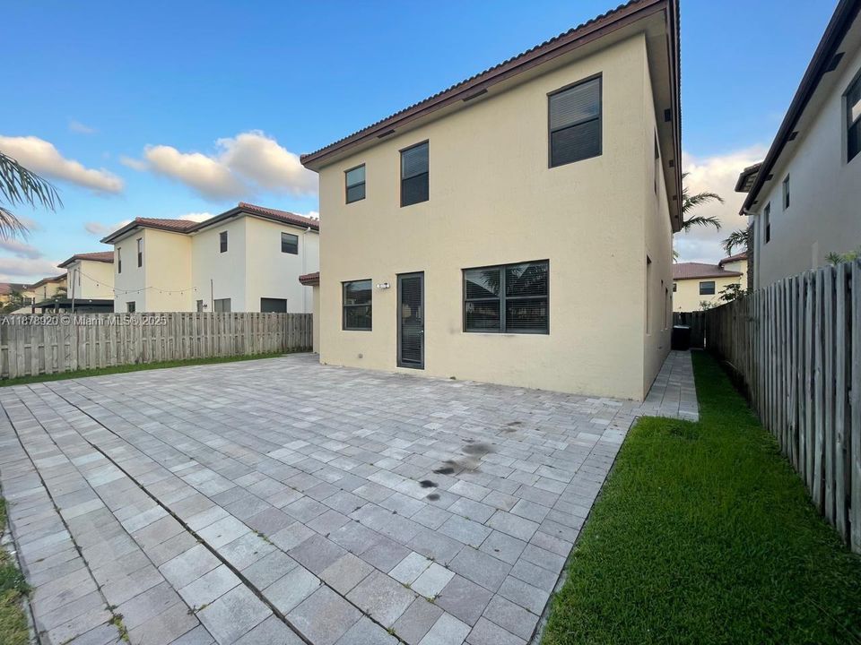 Active With Contract: $1,100,000 (4 beds, 5 baths, 3495 Square Feet)