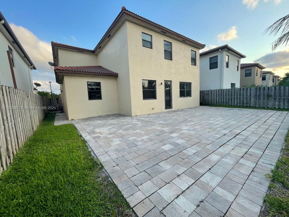 Active With Contract: $1,100,000 (4 beds, 5 baths, 3495 Square Feet)