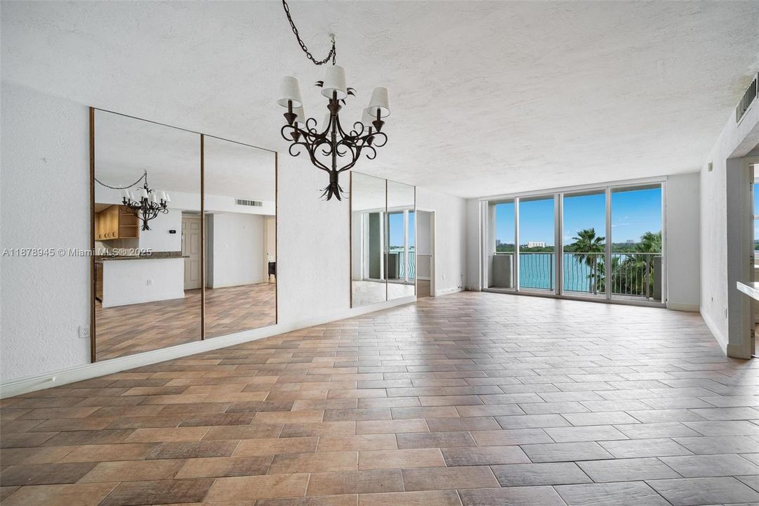 En Venta: $699,000 (2 camas, 2 baños, 1379 Pies cuadrados)