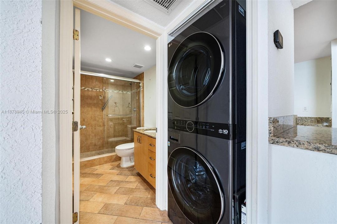 En Venta: $699,000 (2 camas, 2 baños, 1379 Pies cuadrados)