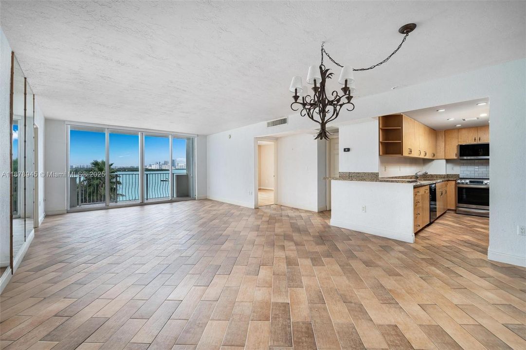 En Venta: $699,000 (2 camas, 2 baños, 1379 Pies cuadrados)