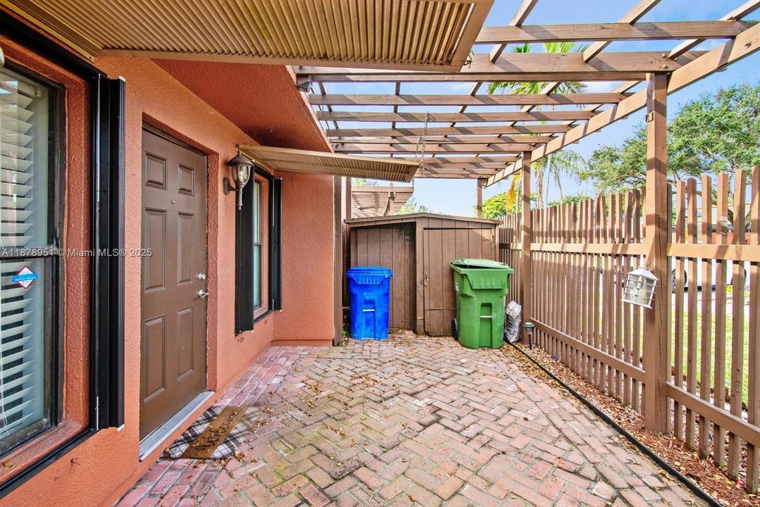 Active With Contract: $3,000 (3 beds, 2 baths, 1218 Square Feet)