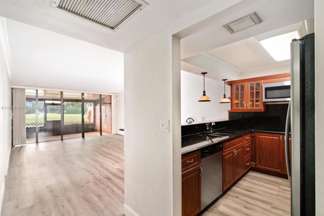 Active With Contract: $3,000 (3 beds, 2 baths, 1218 Square Feet)