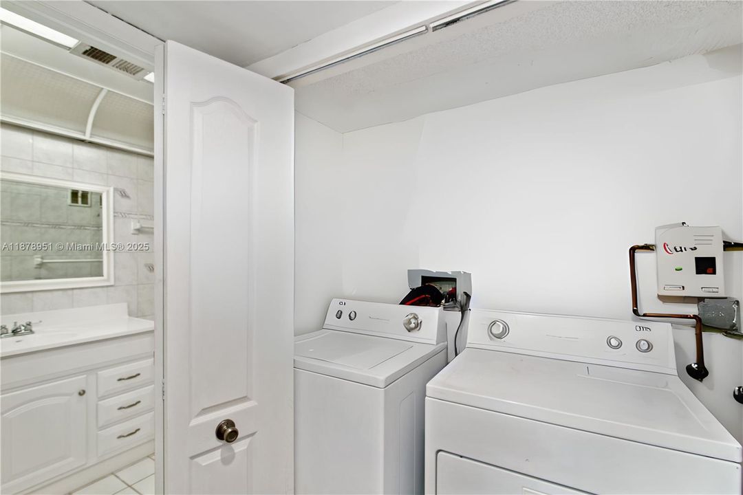 Active With Contract: $3,000 (3 beds, 2 baths, 1218 Square Feet)