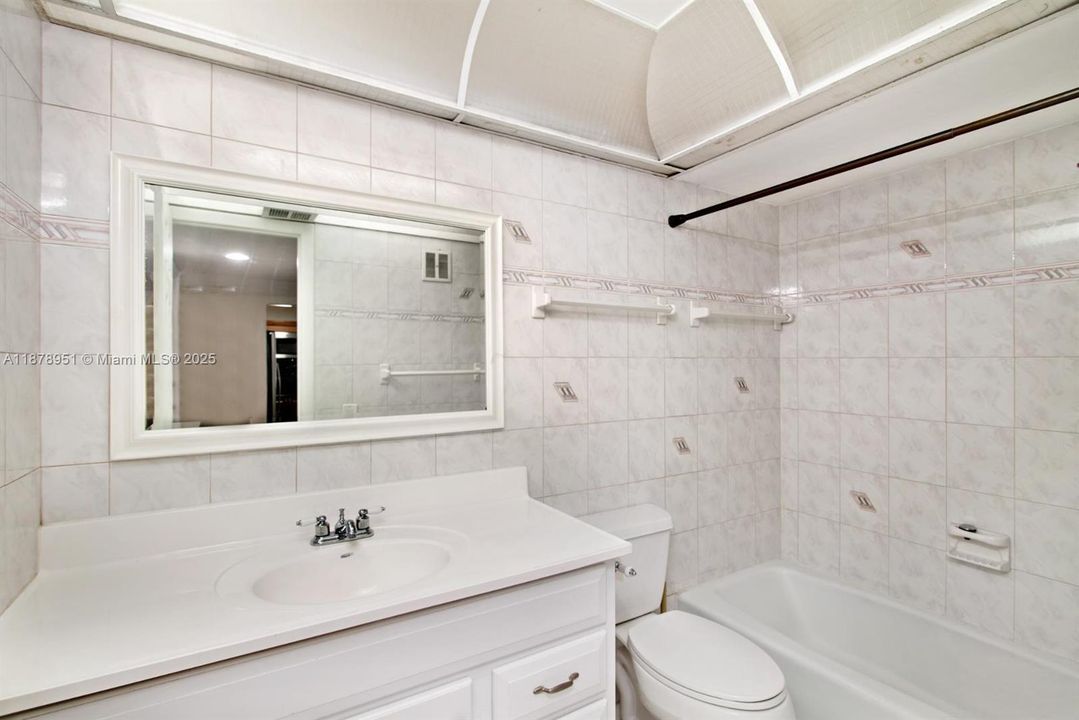 Active With Contract: $3,000 (3 beds, 2 baths, 1218 Square Feet)