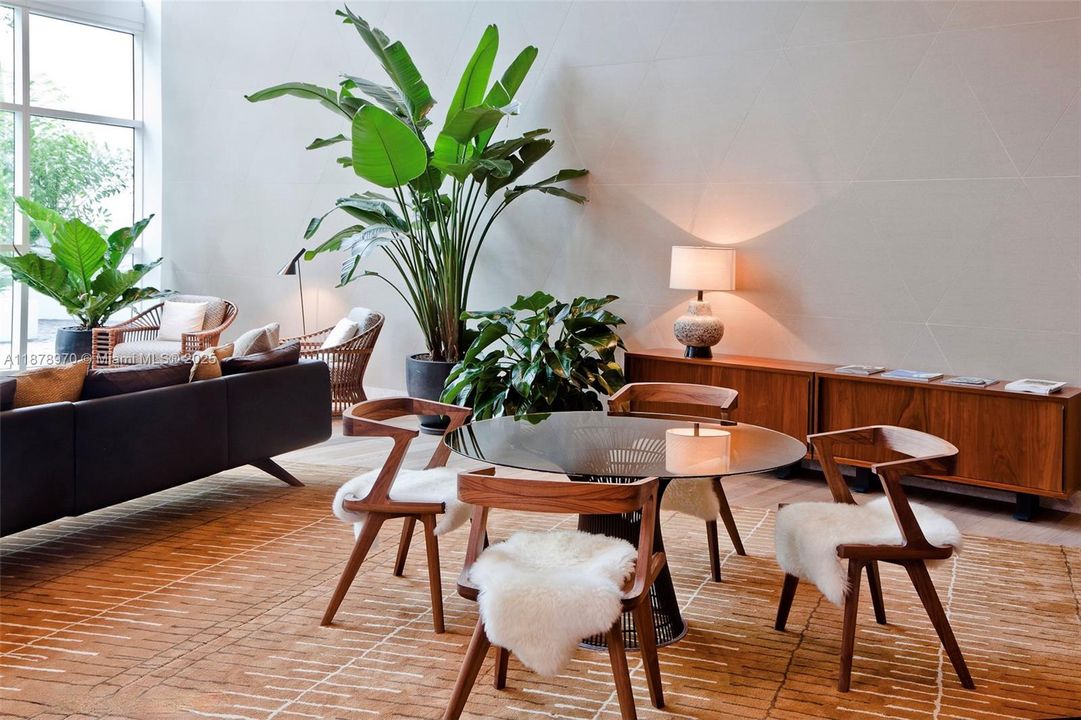 合同活跃: $1,300,000 (2 贝兹, 2 浴室, 1588 平方英尺)