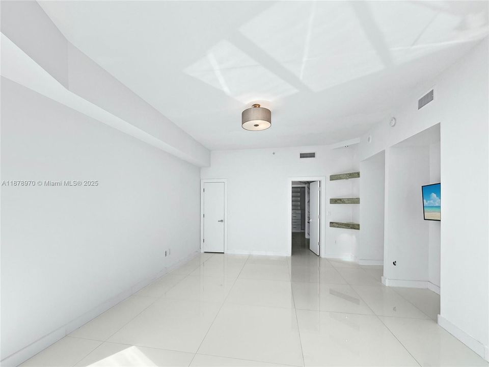 合同活跃: $1,300,000 (2 贝兹, 2 浴室, 1588 平方英尺)