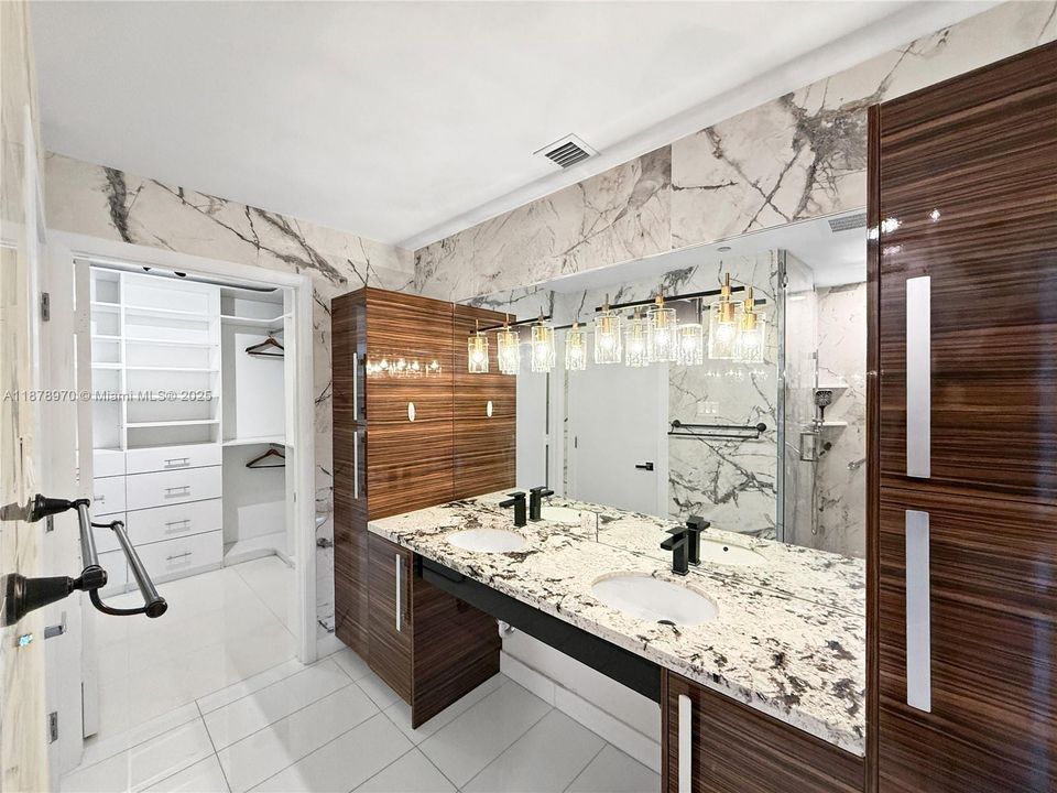 合同活跃: $1,300,000 (2 贝兹, 2 浴室, 1588 平方英尺)