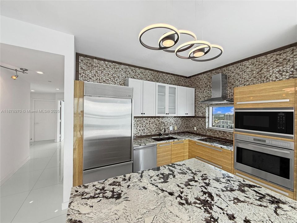 合同活跃: $1,300,000 (2 贝兹, 2 浴室, 1588 平方英尺)