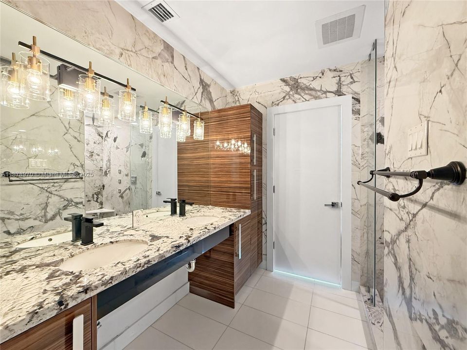 合同活跃: $1,300,000 (2 贝兹, 2 浴室, 1588 平方英尺)