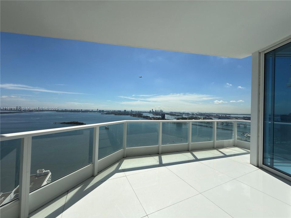 合同活跃: $1,300,000 (2 贝兹, 2 浴室, 1588 平方英尺)