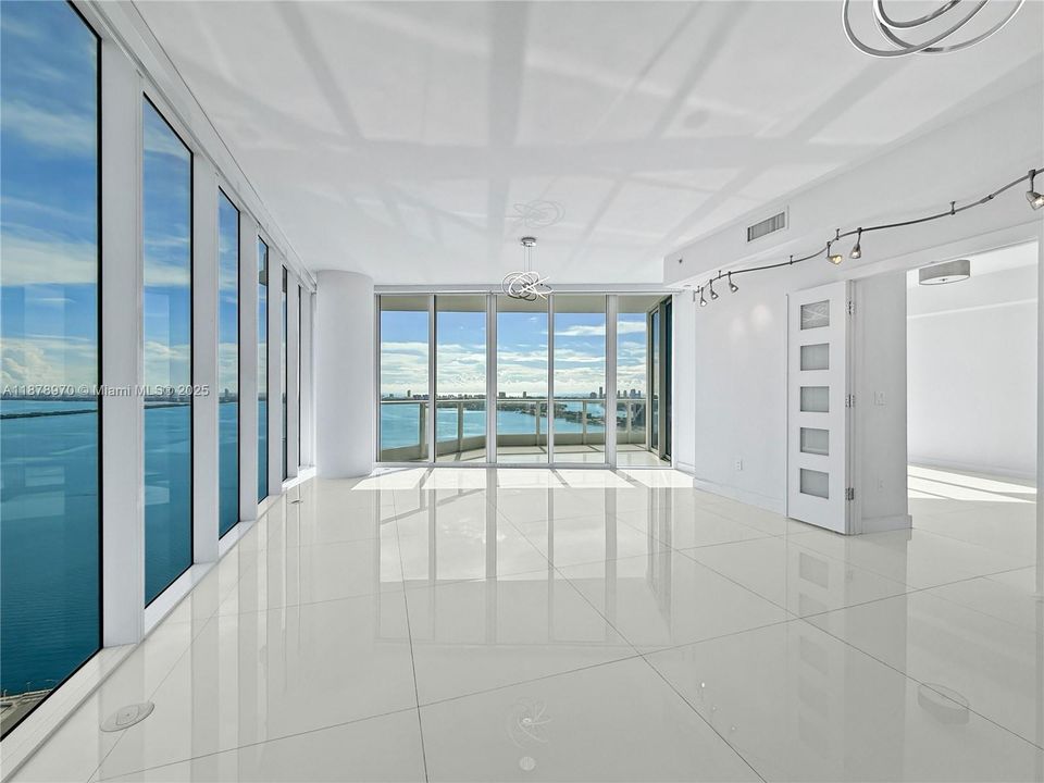 合同活跃: $1,300,000 (2 贝兹, 2 浴室, 1588 平方英尺)