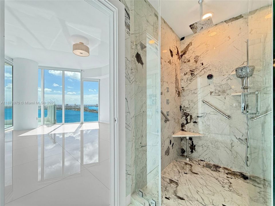 合同活跃: $1,300,000 (2 贝兹, 2 浴室, 1588 平方英尺)