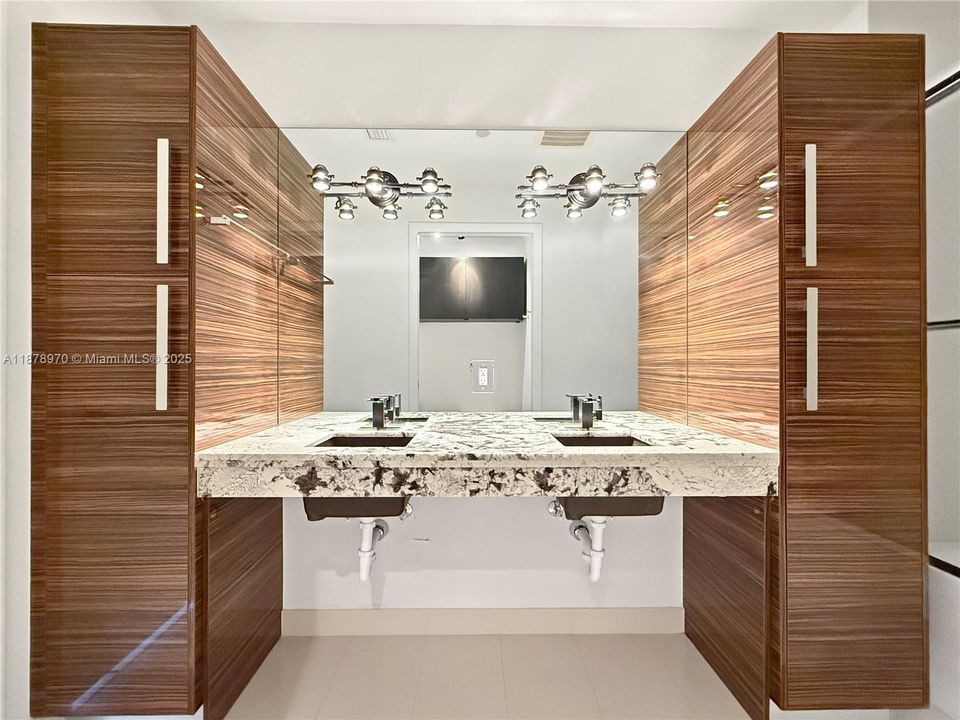 合同活跃: $1,300,000 (2 贝兹, 2 浴室, 1588 平方英尺)