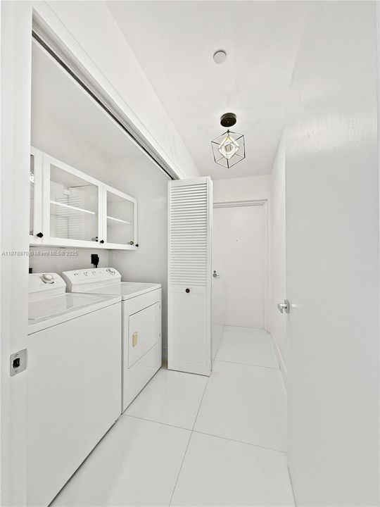 合同活跃: $1,300,000 (2 贝兹, 2 浴室, 1588 平方英尺)