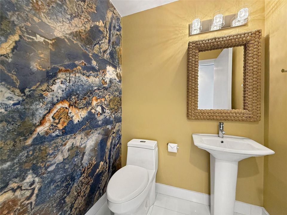 合同活跃: $1,300,000 (2 贝兹, 2 浴室, 1588 平方英尺)