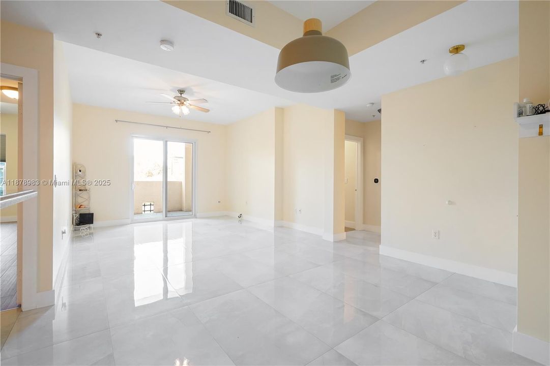 Activo con contrato: $349,000 (2 camas, 2 baños, 1153 Pies cuadrados)