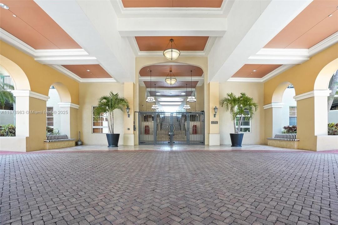 Activo con contrato: $349,000 (2 camas, 2 baños, 1153 Pies cuadrados)