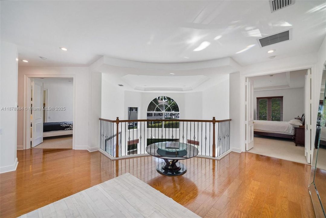 Vendido Recientemente: $3,999,000 (6 camas, 5 baños, 4946 Pies cuadrados)