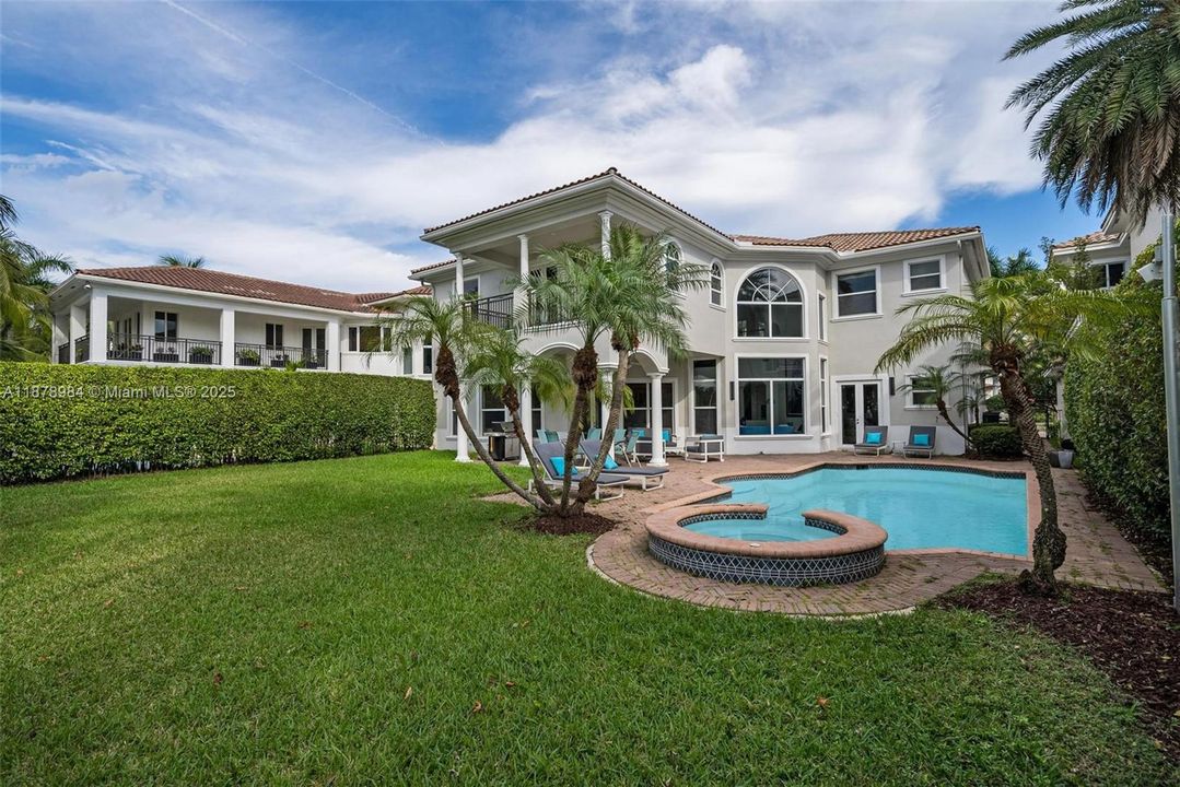 Vendido Recientemente: $3,999,000 (6 camas, 5 baños, 4946 Pies cuadrados)