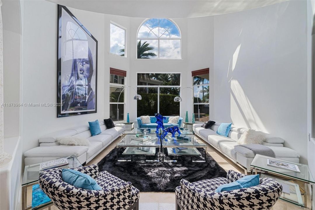 Vendido Recientemente: $3,999,000 (6 camas, 5 baños, 4946 Pies cuadrados)