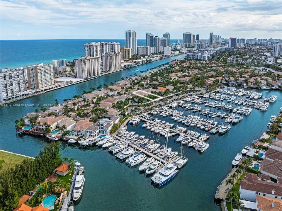 Vendido Recientemente: $3,999,000 (6 camas, 5 baños, 4946 Pies cuadrados)