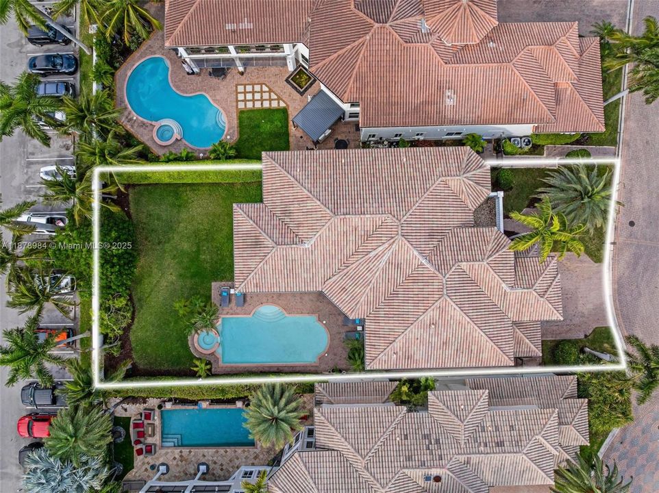 Vendido Recientemente: $3,999,000 (6 camas, 5 baños, 4946 Pies cuadrados)