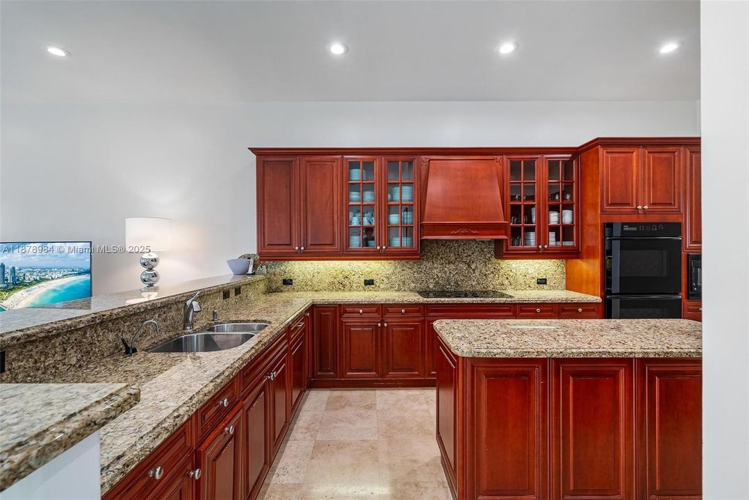 Vendido Recientemente: $3,999,000 (6 camas, 5 baños, 4946 Pies cuadrados)