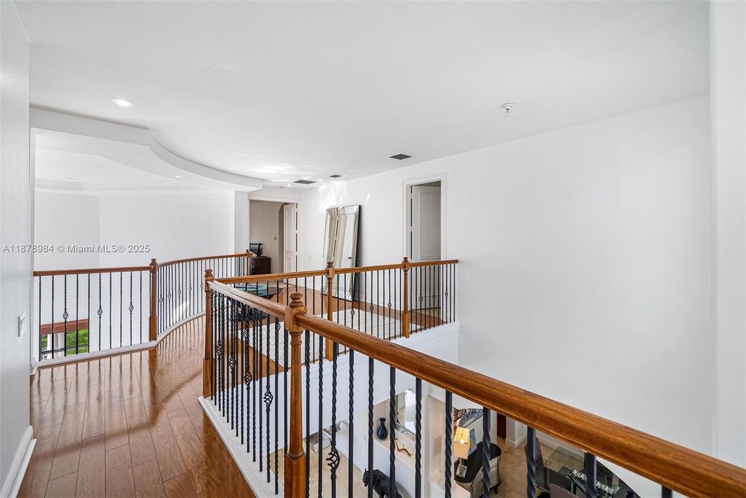 Vendido Recientemente: $3,999,000 (6 camas, 5 baños, 4946 Pies cuadrados)