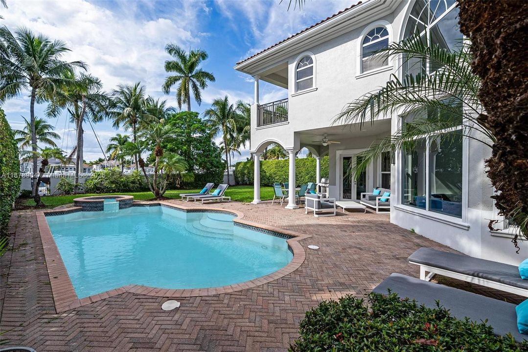 Vendido Recientemente: $3,999,000 (6 camas, 5 baños, 4946 Pies cuadrados)