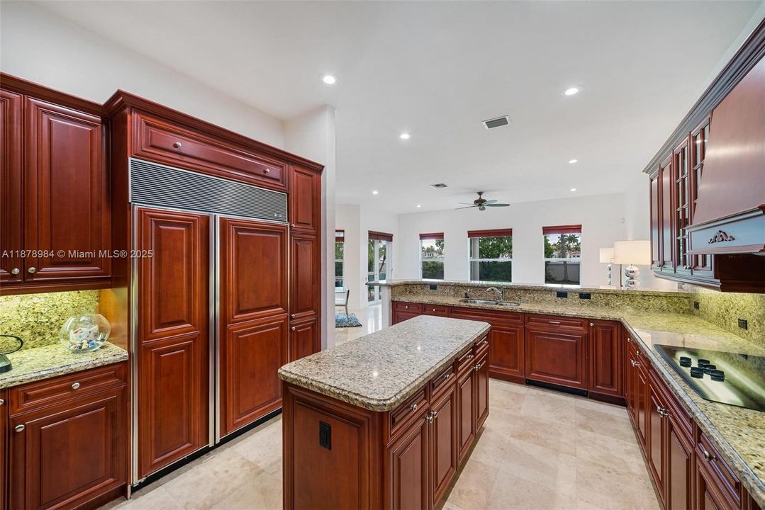 Vendido Recientemente: $3,999,000 (6 camas, 5 baños, 4946 Pies cuadrados)