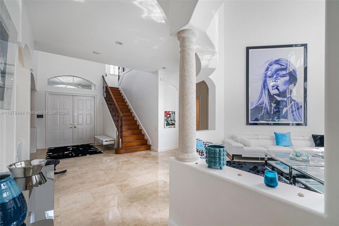 Vendido Recientemente: $3,999,000 (6 camas, 5 baños, 4946 Pies cuadrados)