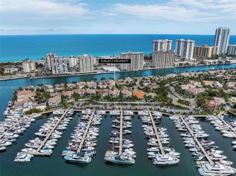 Vendido Recientemente: $3,999,000 (6 camas, 5 baños, 4946 Pies cuadrados)