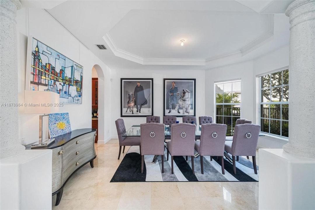 Vendido Recientemente: $3,999,000 (6 camas, 5 baños, 4946 Pies cuadrados)