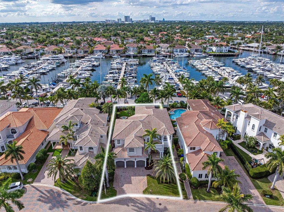 Vendido Recientemente: $3,999,000 (6 camas, 5 baños, 4946 Pies cuadrados)