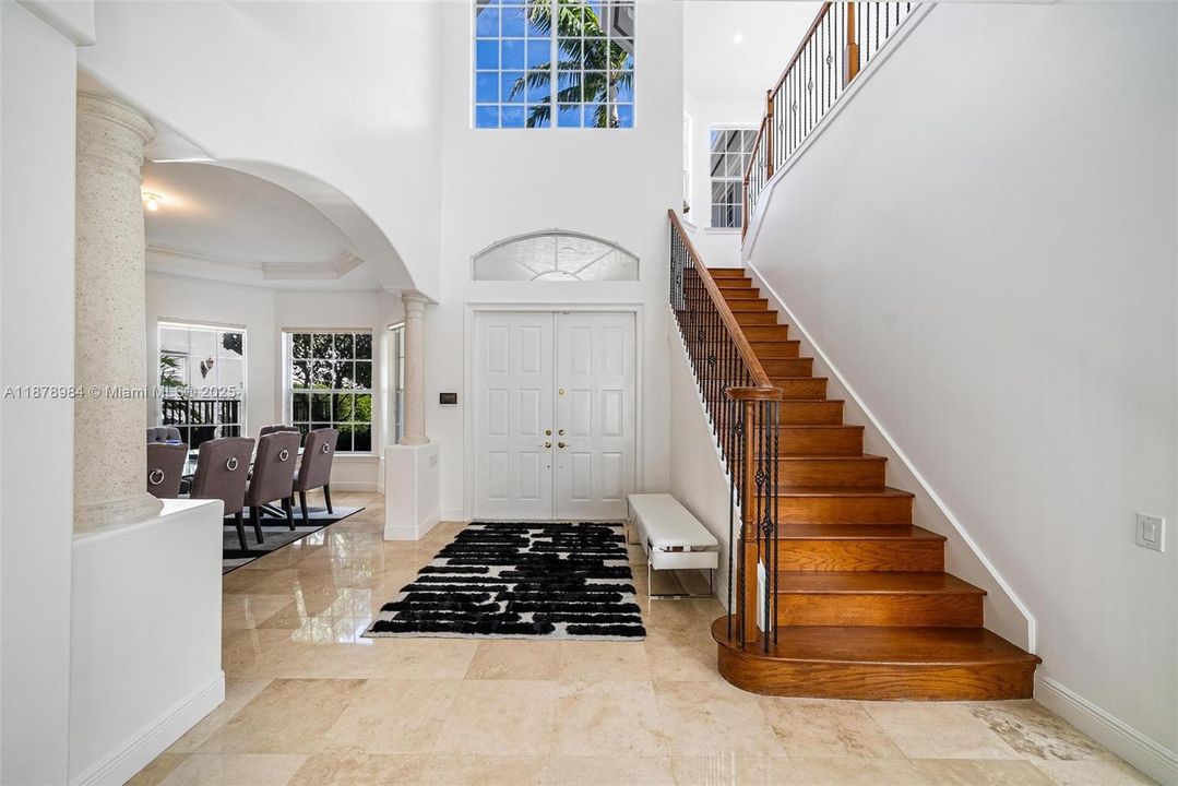 Vendido Recientemente: $3,999,000 (6 camas, 5 baños, 4946 Pies cuadrados)