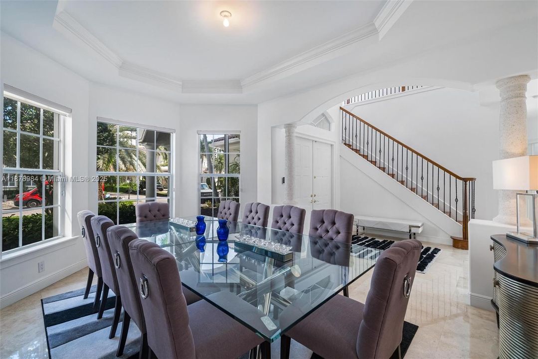 Vendido Recientemente: $3,999,000 (6 camas, 5 baños, 4946 Pies cuadrados)