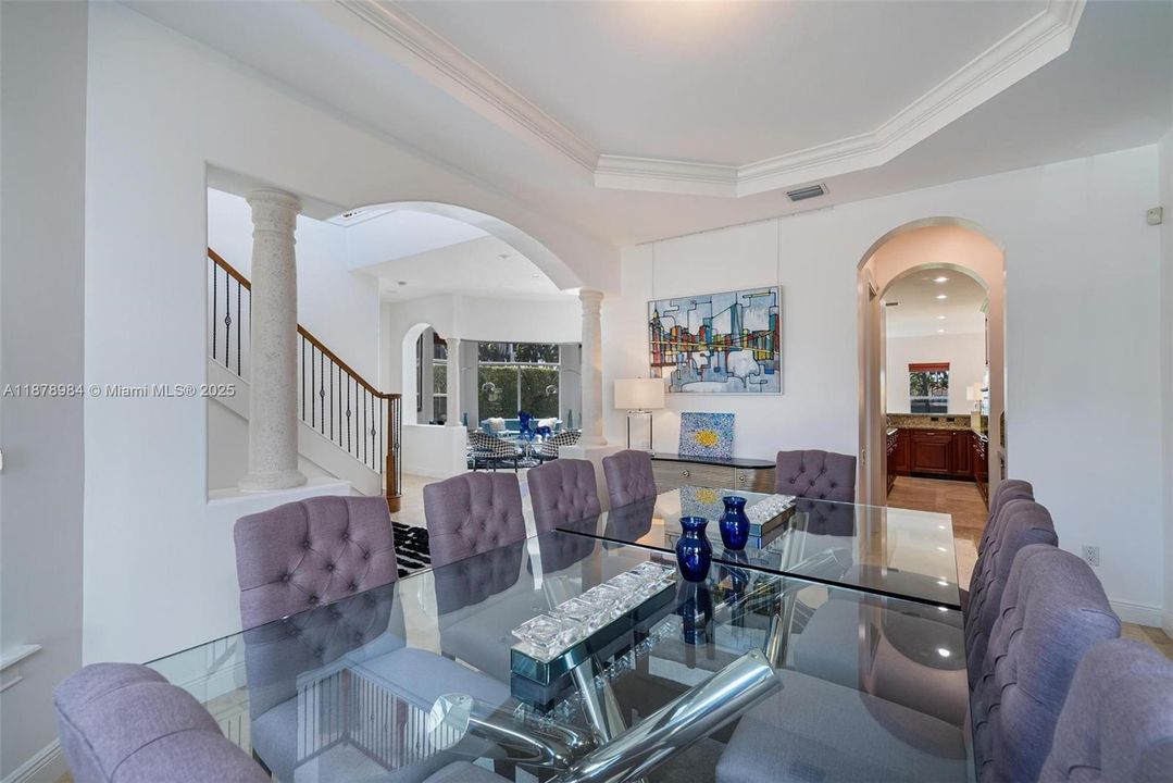 Vendido Recientemente: $3,999,000 (6 camas, 5 baños, 4946 Pies cuadrados)