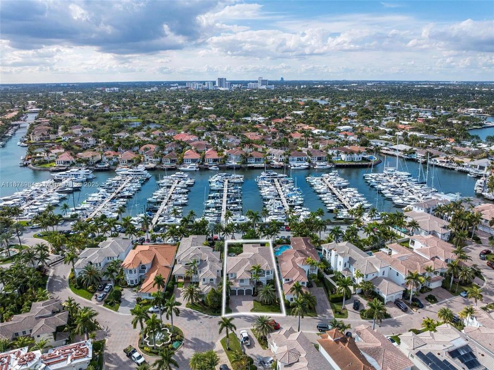 Vendido Recientemente: $3,999,000 (6 camas, 5 baños, 4946 Pies cuadrados)