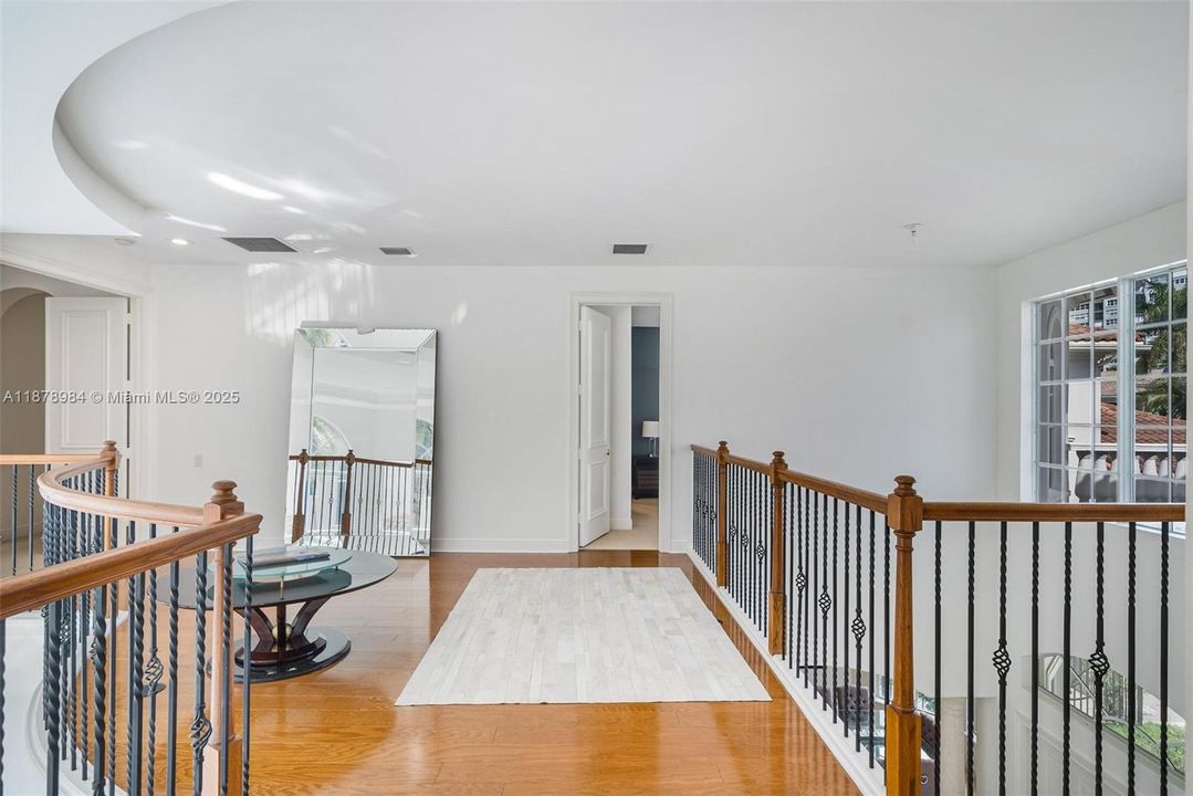 Vendido Recientemente: $3,999,000 (6 camas, 5 baños, 4946 Pies cuadrados)